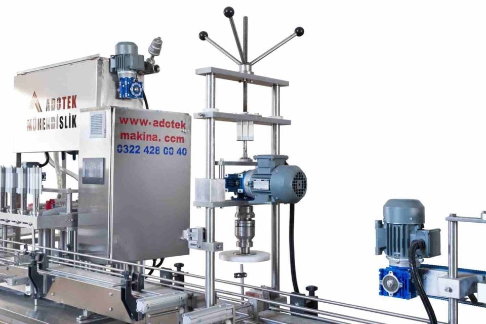 ADK 388 ECO Ayçiçek Yağı  Şişe Yarıotomatik Dolum Kapaklama Etiketleme Tepsi Makinası