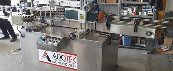 4800-6400 Adet/Gün Otomatik Kapak Sıkma ve Tek Taraflı Yuvarlak Şişe Etiketleme Makinası ADK 401 SUPECO
